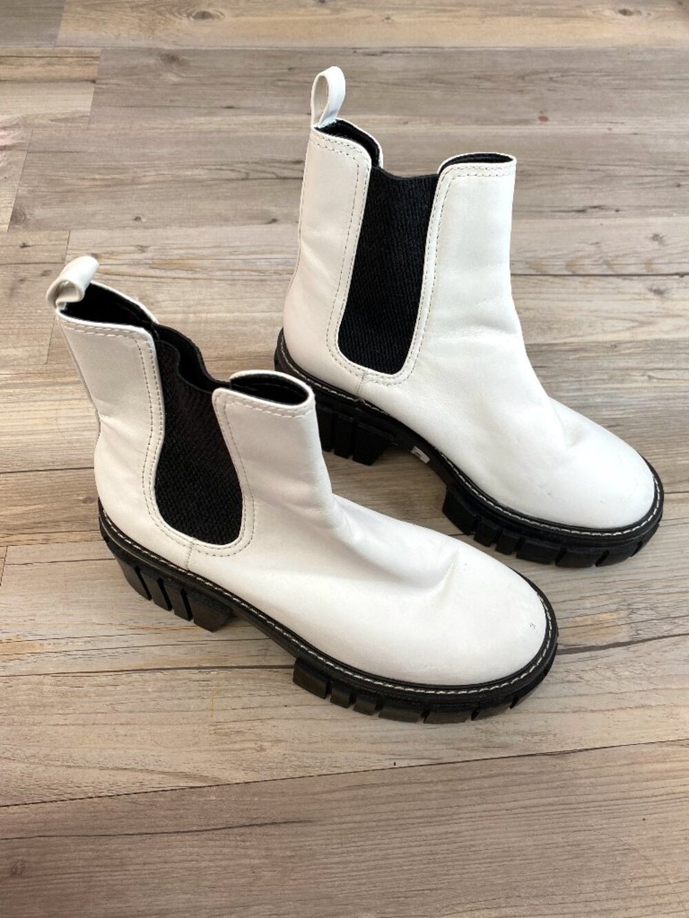 Gianni Bini White Leather Chelsea Platform Boots Size 8.5
